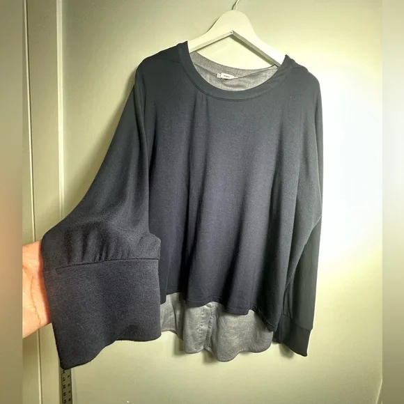 Vince Mixed media navy shirttail blouse  size Medium - Picture 12 of 16